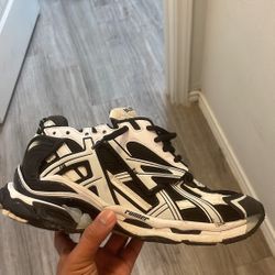 black and white balencigas size 43 will trade to