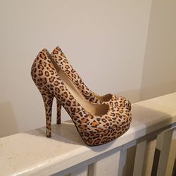 Georgous Cheetah Heels Size 8