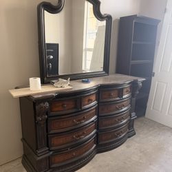 Bedroom Dresser/Nightstand Set
