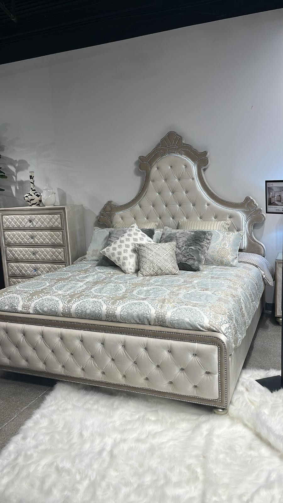 🗽Antonella Ivory / Camel 4-Piece Eastern King Bedroom Set
Coaster