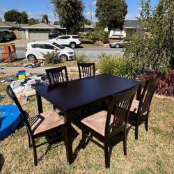 Dining table w/ 5 Chairs 