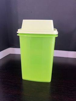 TUPPERWARE PIC-A-DELI - PICKLE CONTAINER ( GREEN) or for JALAPEÑOS OR OLIVES
