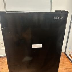 Insignia™ - 2.6 Cu. Ft. Mini Fridge - Black