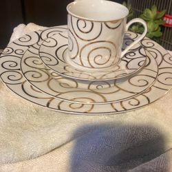 Pier 1 Gold Swirl For 8 