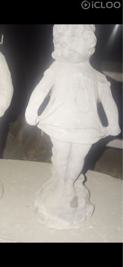 Vintage-Style Garden Statue / Decorative Yard Sculpture
