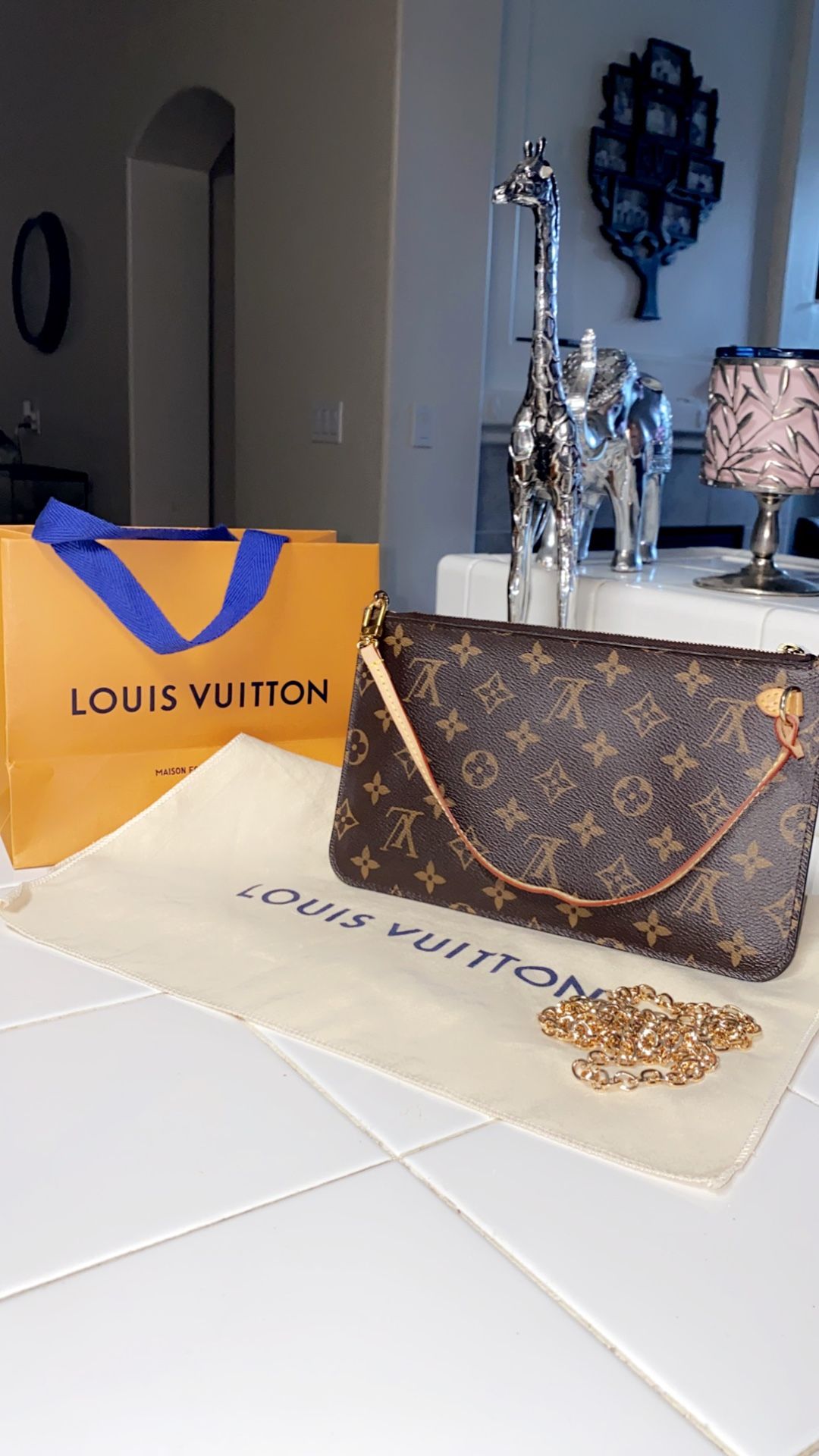 Louis Vuitton Cross Body Bag for Sale in Bakersfield, CA - OfferUp