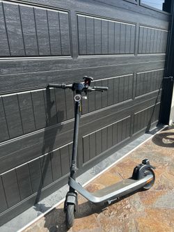 Clean Foldable Electric Scooter — 18 MPH & Great Battery
