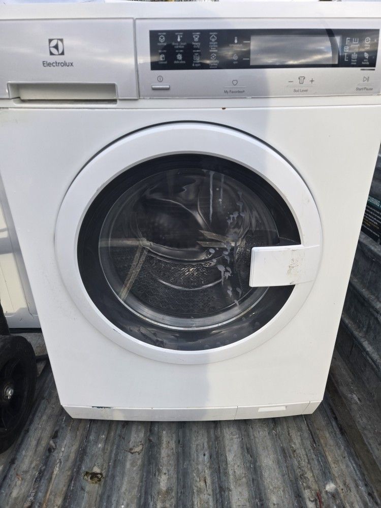 BOSCH  24-in wide front load washer $480 Store Close Out very hard to find excellent [ New]  $980