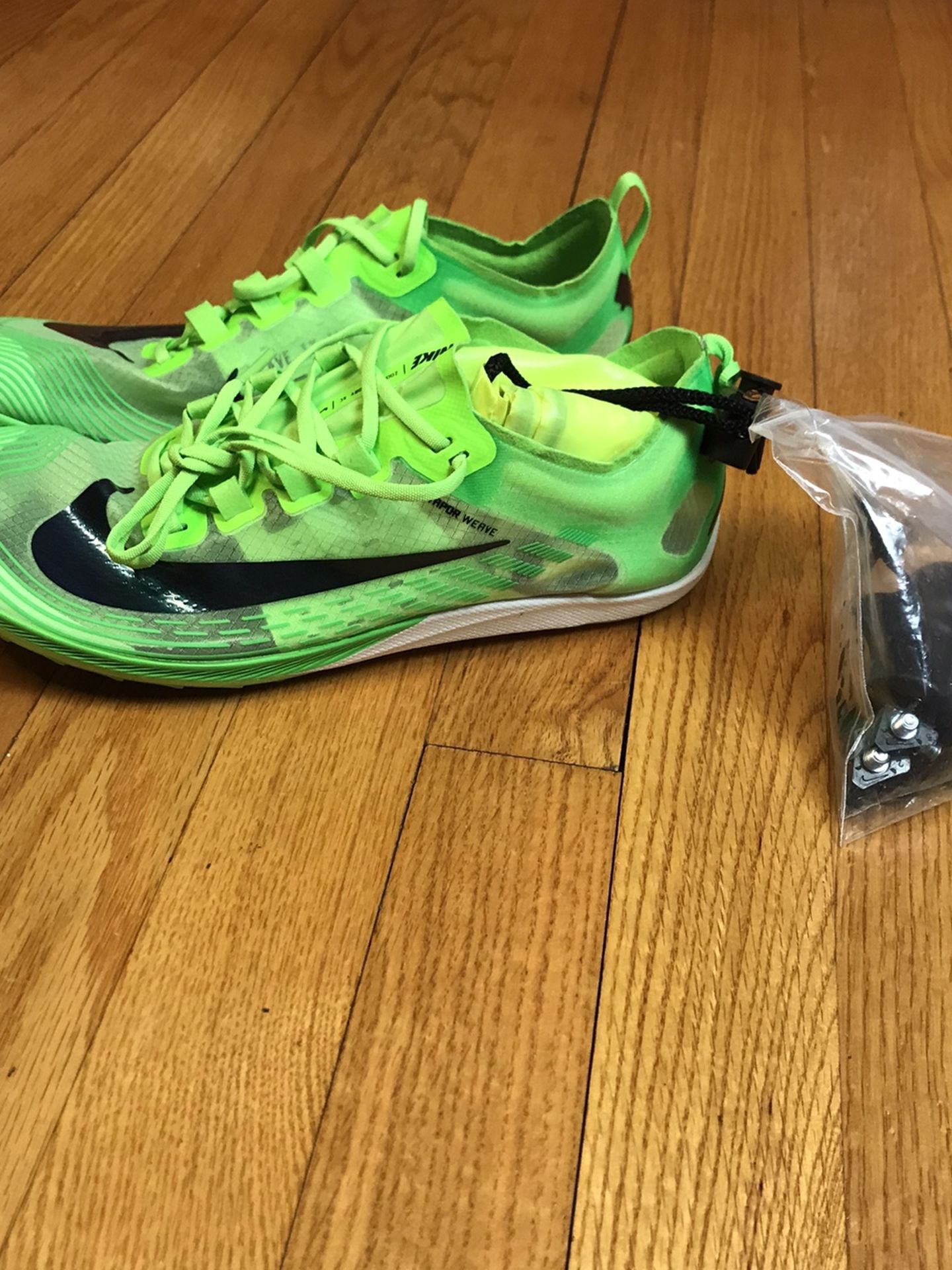 Nike Zoom Victory XC 5 Electric Scream Green AJ0847-303 Men Size 7.5 New without box Disclaimer ** Missing One of the small spikes