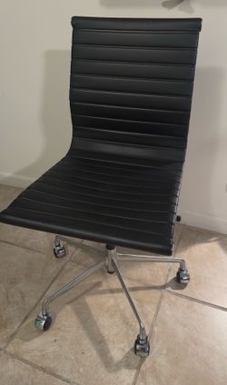 Laura Davidson Soho Chair (Eames Group Chair Replica)