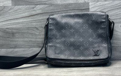 Louis Vuitton District PM Messenger Bag Monogram Eclipse Entrupy (A1D018548)