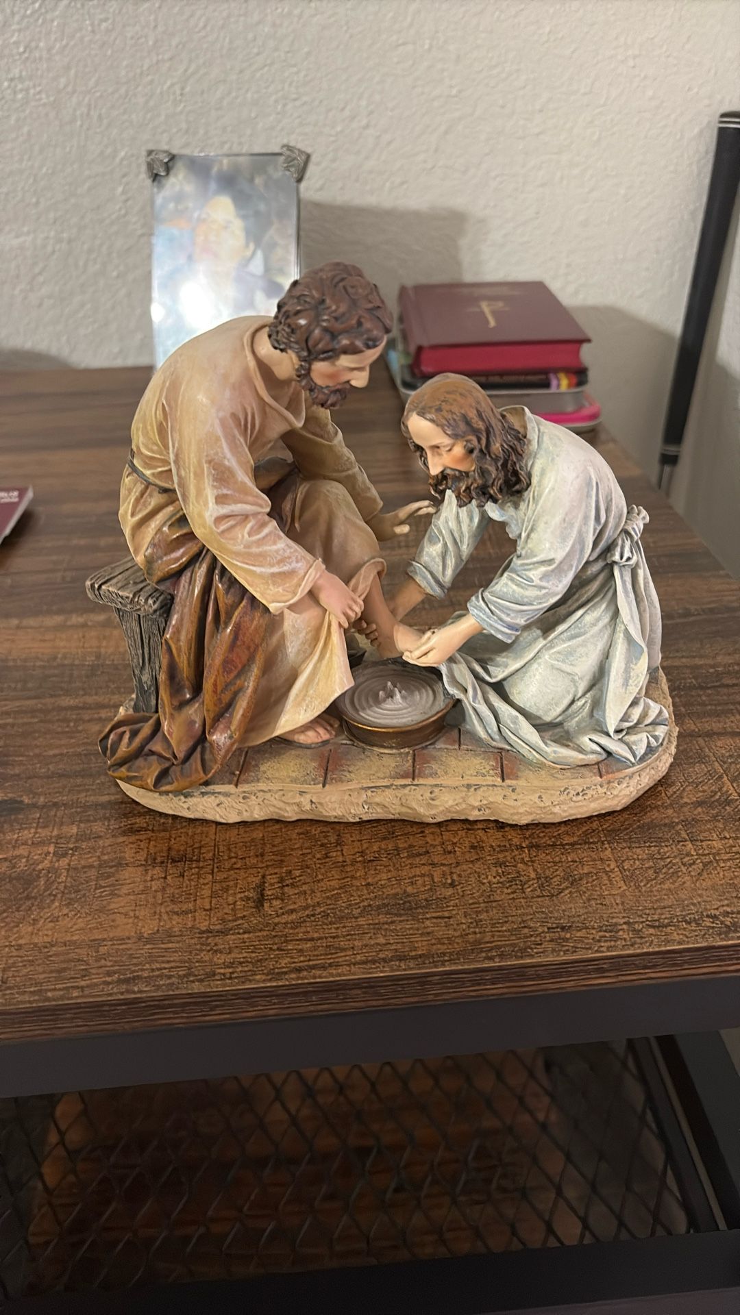 Jesus Washing Feet Statue