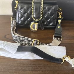 Fashion Bag with Extra Pearl Strap Stylish black quilted bag with gold details. Comes with a wide strap and a beautiful extra pearl strap. In great co