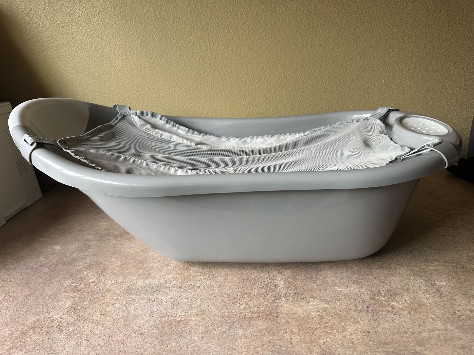 Fisher-Price Baby to Toddler Bath. Bath for a child.