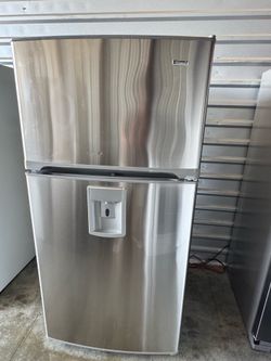 Kenmore Refrigerator  top bottom door with water dispenser and ice maker 22 cu.ft  dimensions 66 1/2 height 33 width 31 Depth works perfectly extra fo