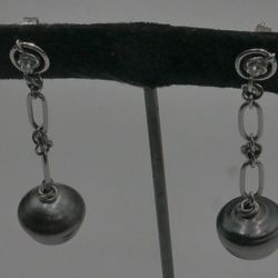 14kt white gold drop down earrings 13.2 grams with 2 black pearls 14.5x14.7mm on wide point  and 2 small diamonds. mint condition. 