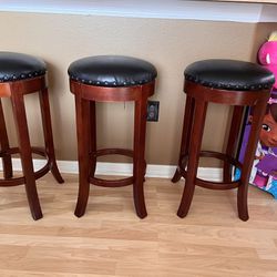  Bar Stools And Full Size Bed 