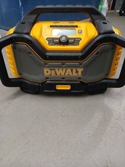 Dewalt 20V MAX Bluetooth Radio with built-in Charger