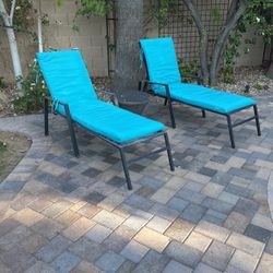(2) Outdoor Chaise Lounge 