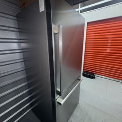 Hisense fridge NEW 17.2 cu ft