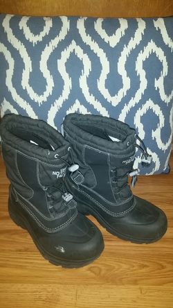 Boys North Face Snow Boot size 4