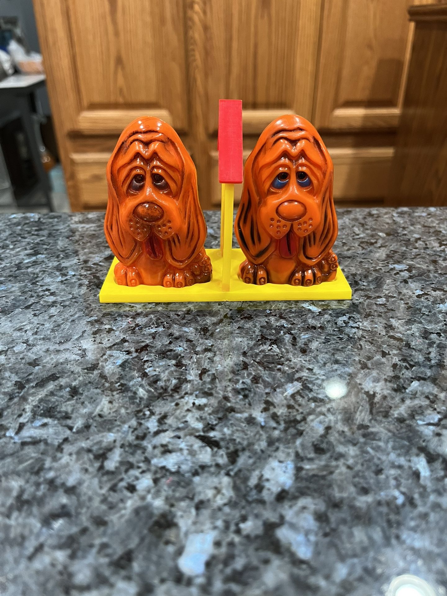 Vintage Basset Hound Dog Salt or Pepper Shakers with Doghouse tray. Size 3 inches tall. Brand new never used.