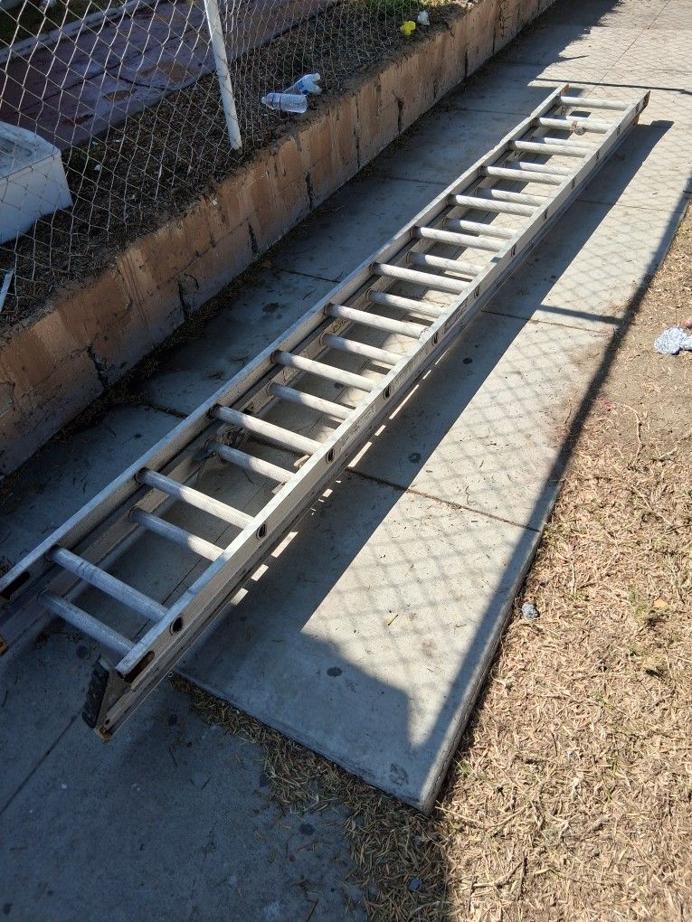 24ft Aluminun Extension Ladder