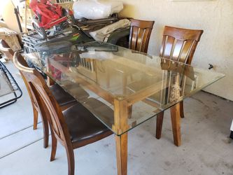 Family of 4 Glass table for sale!
