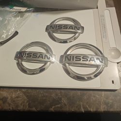 07-12Nissan Altima/ 07-14Versa trunk emblem