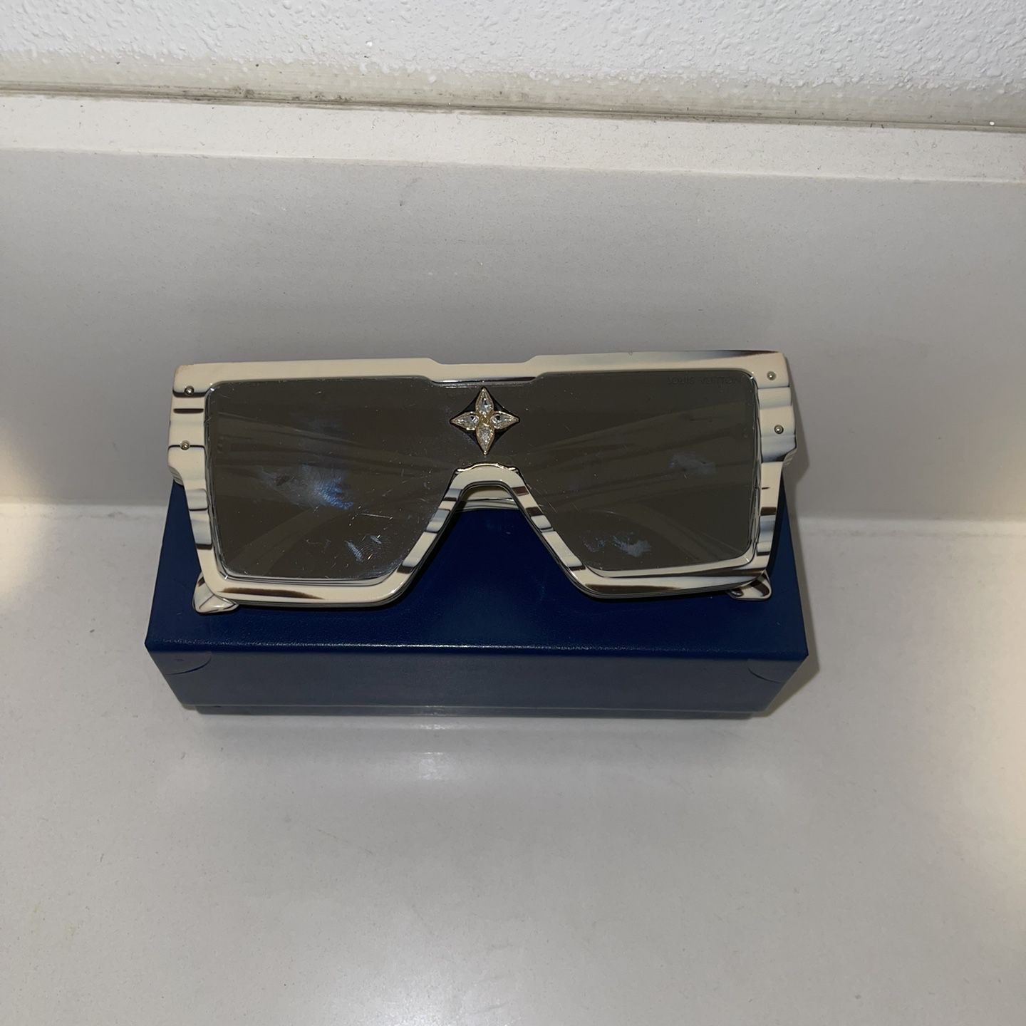 Louis Vuitton Cyclone Sunglasses Clear Rainbow Gradient Tinted for Sale in  Hempstead, TX - OfferUp