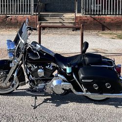 Harley Davidson Road King  Classic Moving Must Go