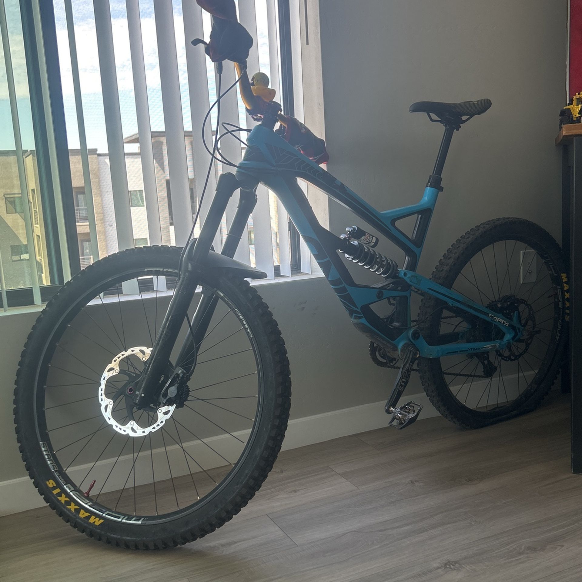 2016 Carbon YT Capra Downhill Enduro Mountain bike