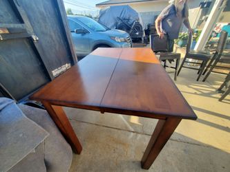 Pub style diningroom table with chairs