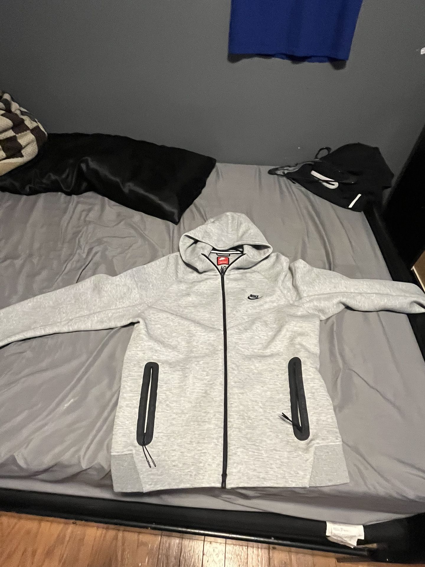 Nike Tech (Throw Offer)