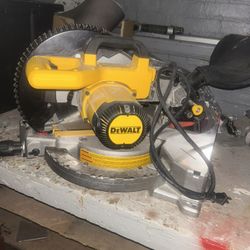 DEWALT Sliding Compound Miter Saw, 12-Inch