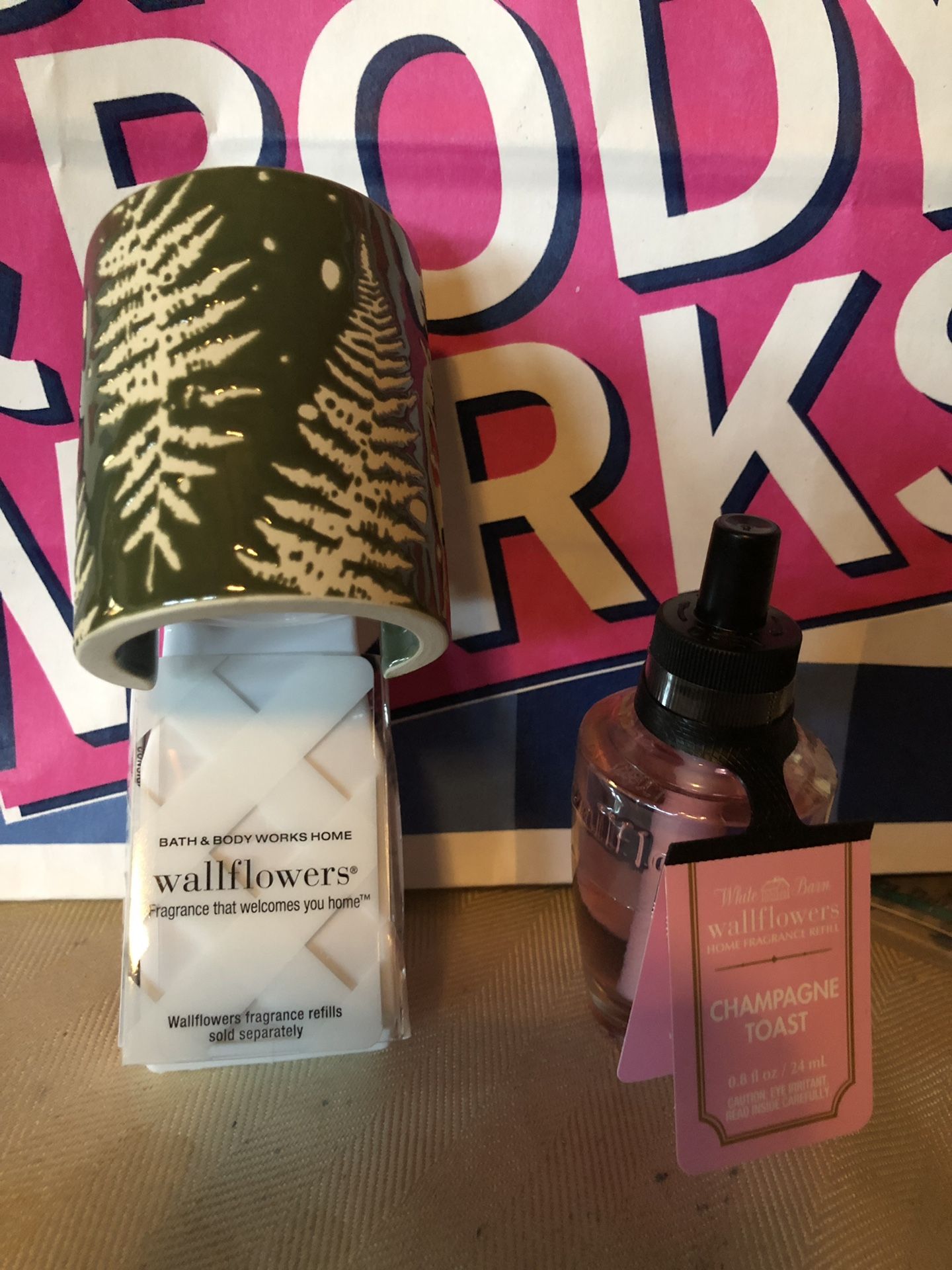 Bath And Body Works...🌿Ceramic Wallflower 🌿$6.50...Wallflower Fragrance Refill🥂...$3.00...