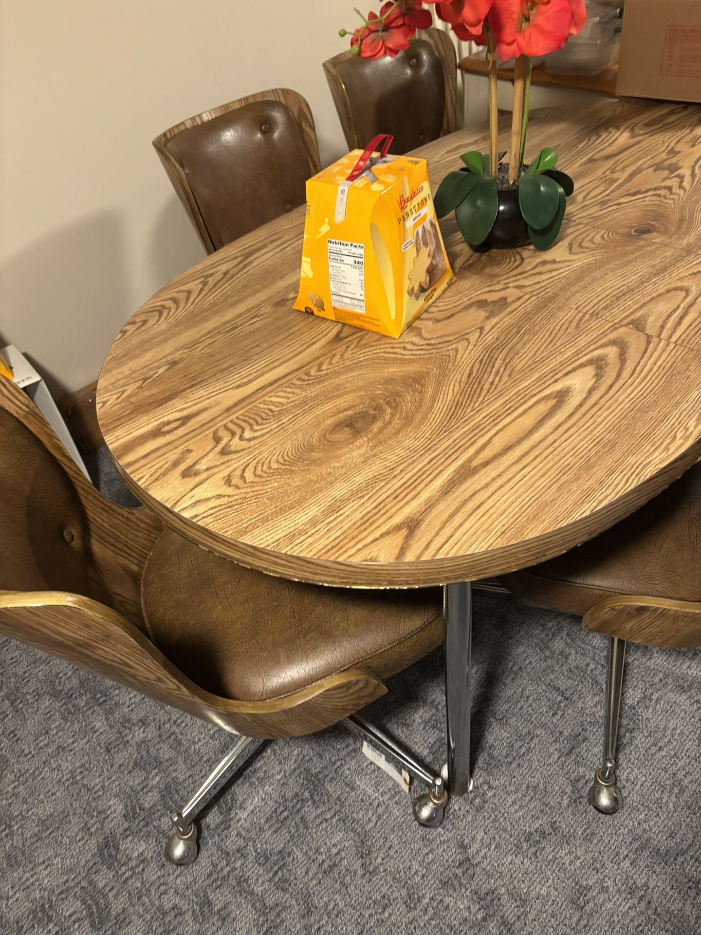 Kitchen / Dinning Room Table And Chairs.