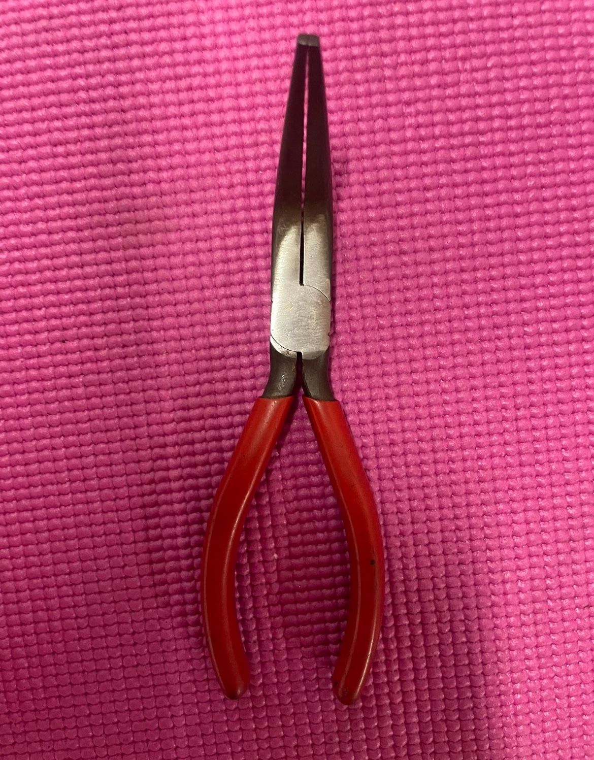 SnapOn SnapOn 7" 90° Talon Grip™ Angle Jaw Needle Nose Pliers Talon Grip™ provides up to 57% increase in pulling power with a relocated joint, optim