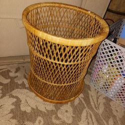 LIKE NEW WICKER BASKET GD BATH RM BED RM ETC 8 FIRM