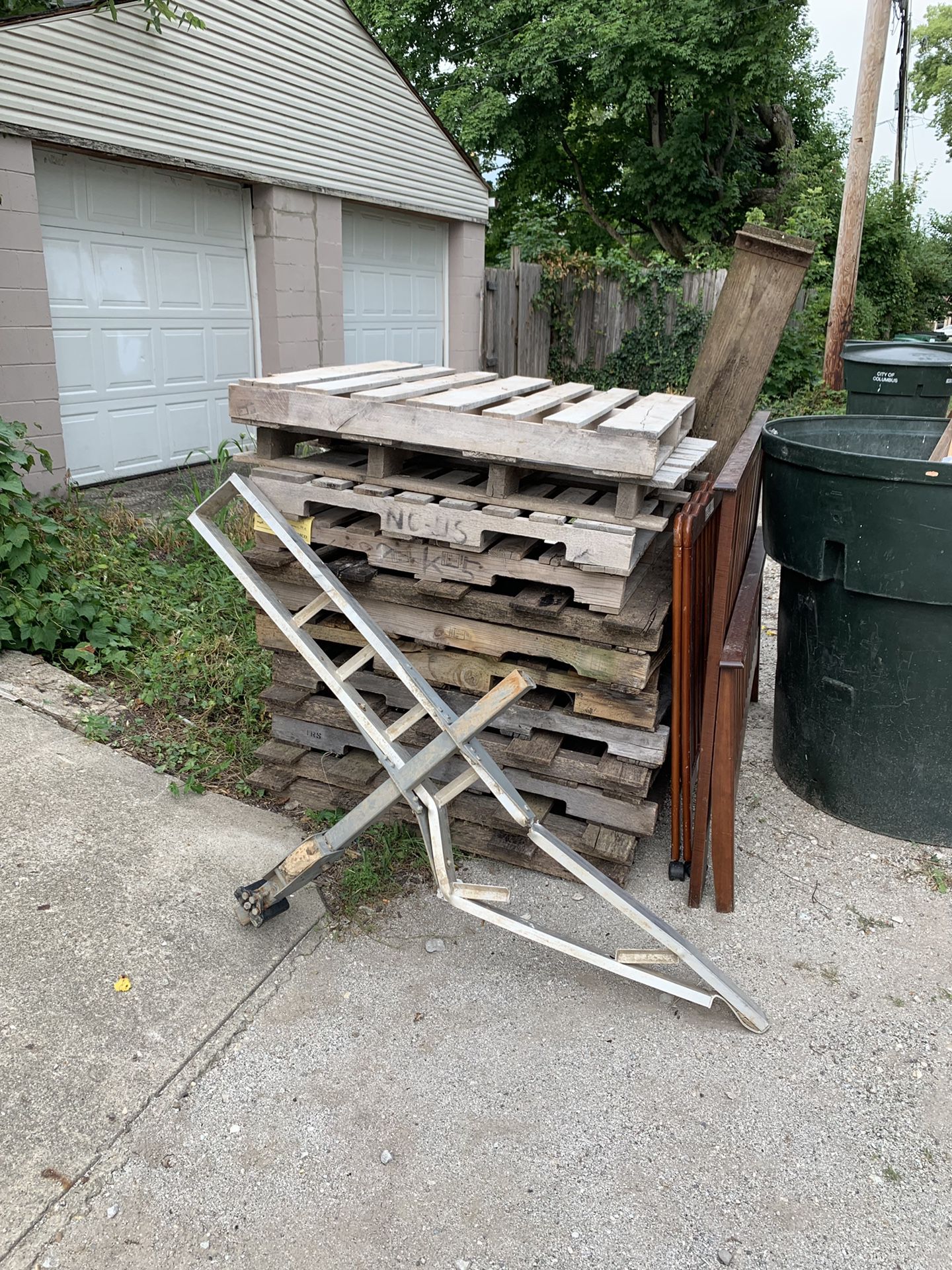 FREE SCRAP AND PALLETS