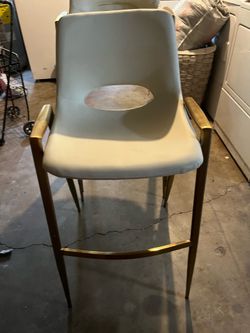 4 Bar stools good condition