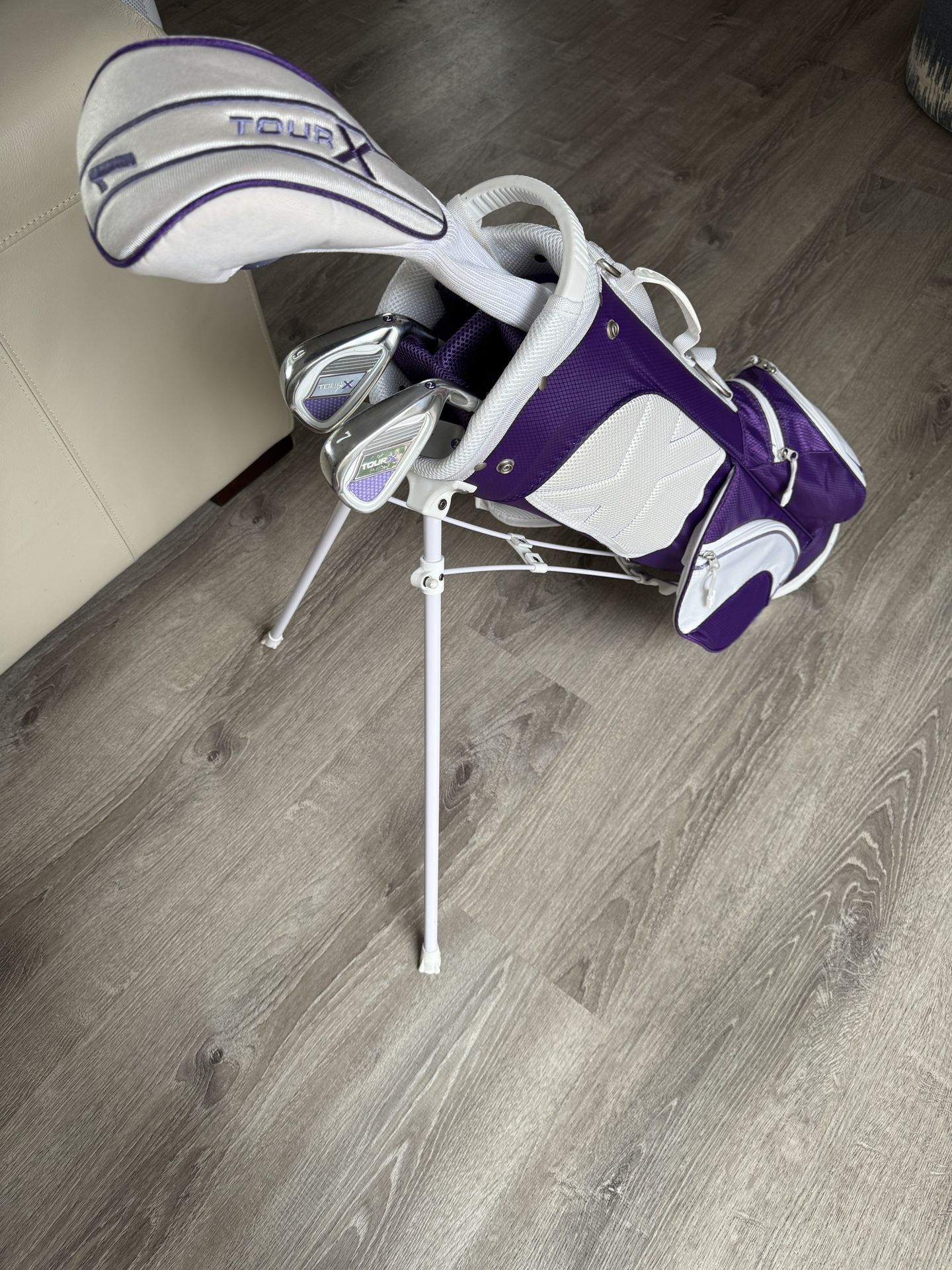 Girls golf clubs and bag 