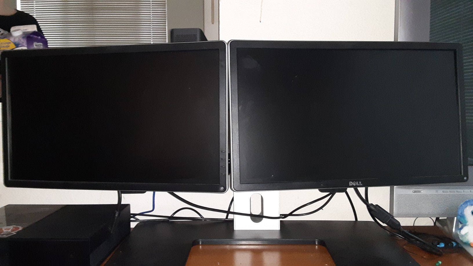 Dual Dell P2214H - LED monitors- Full HD (1080p) - 22"- with Dell stand.