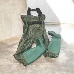 Tidewe bootfoot chest waders. Men’s 6 Women’s 8