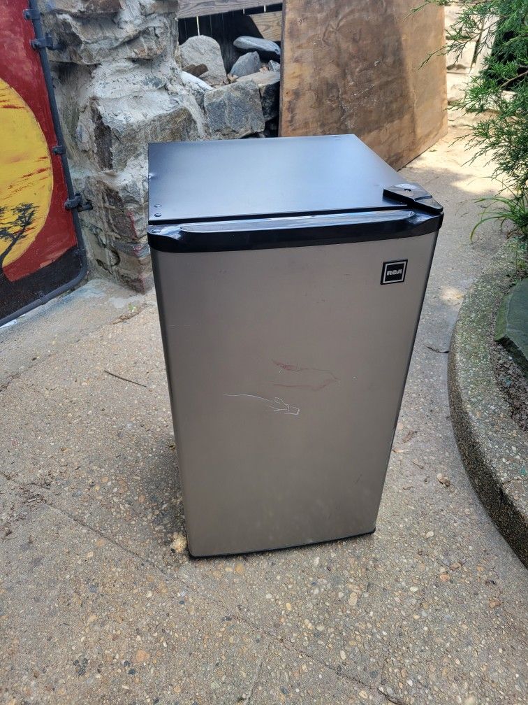 RCA Compact Mini Fridge 3.2 cubic ft
