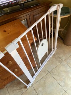 Babelio Baby gate with cat pass