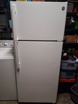 GE refrigerator freezer with ice maker
