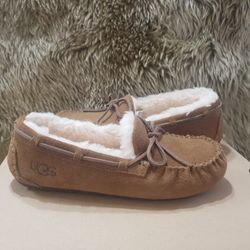 Ugg womens  Dakota  Size  6  .  7  9