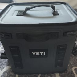 YETI Hopper Flip 12 Portable Cooler (Charcoal)