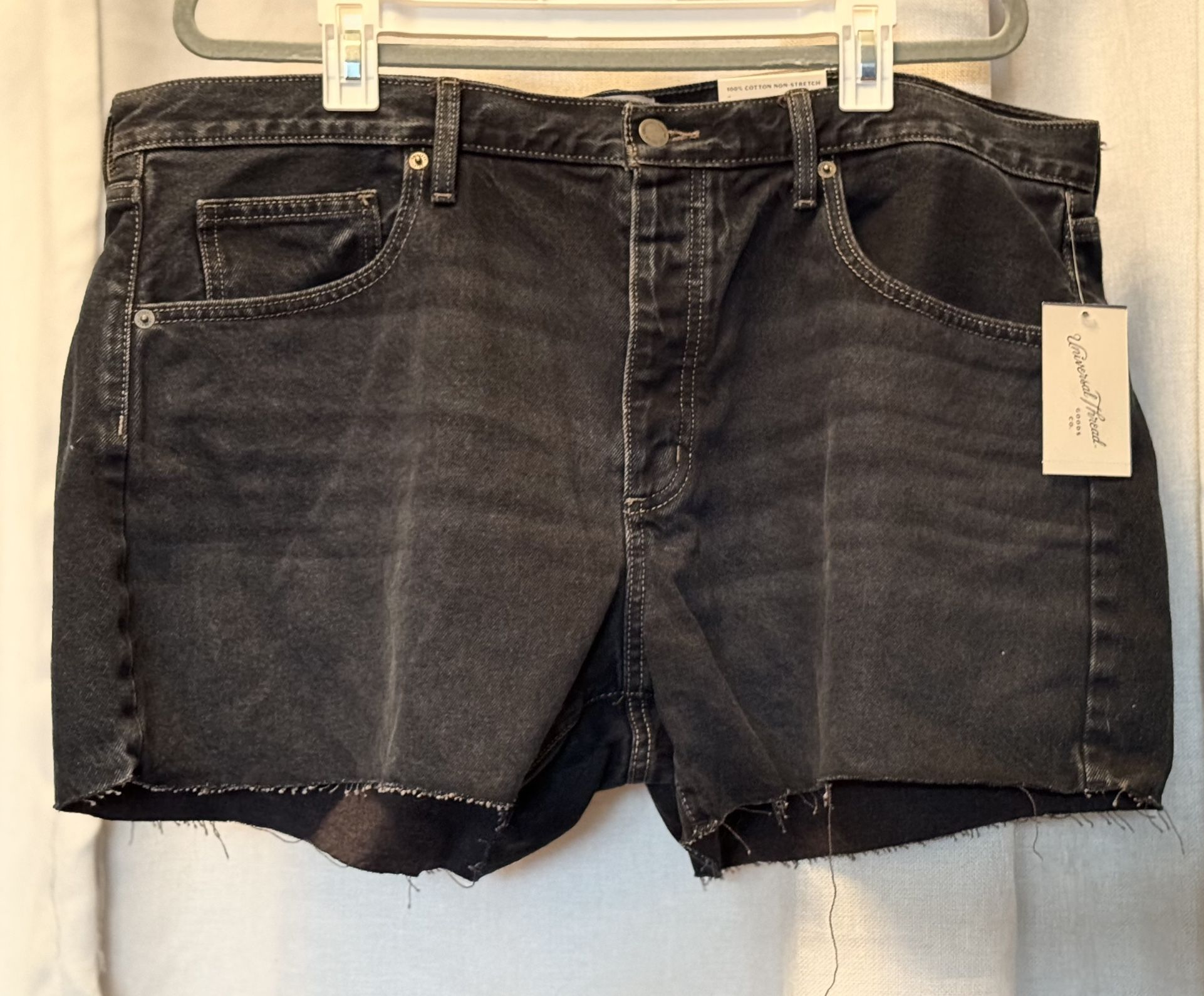 Size 16 Universal Thread Mid-Rise 90s style baggy black shorts